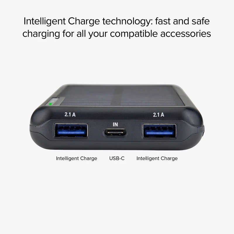 Schwarzes Solar-Ladegerät mit zwei USB-A-Anschlüssen und einem USB-C-Eingang.