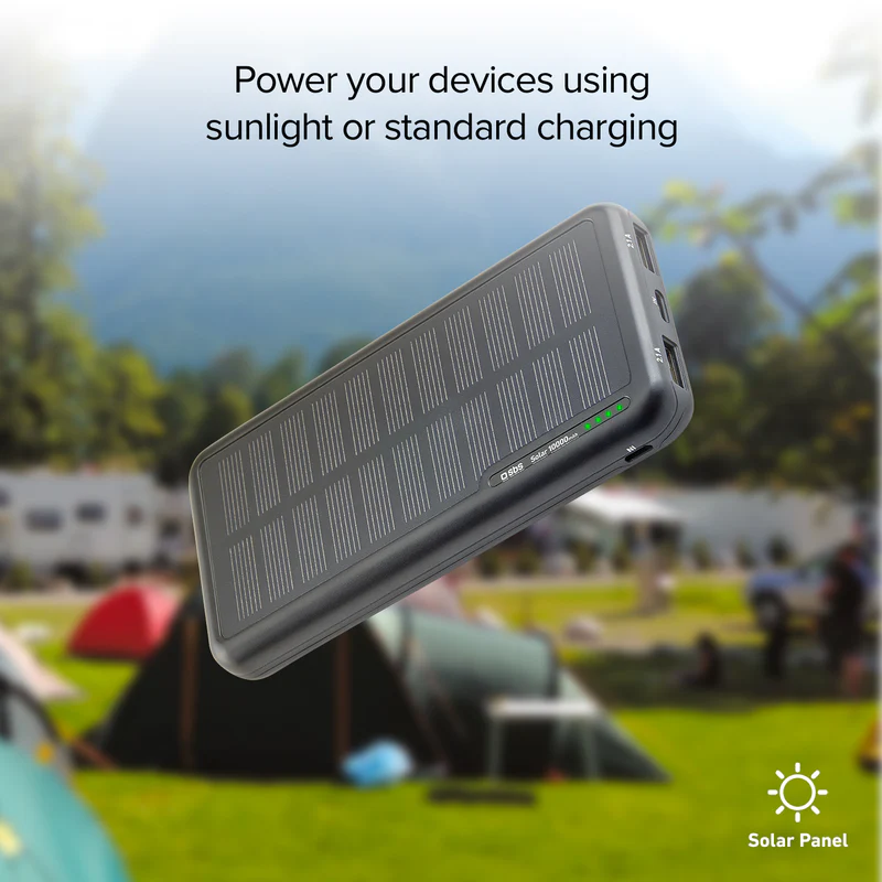 Schwarzes Solar-Powerbank mit Ladeanzeige vor Campingkulisse.