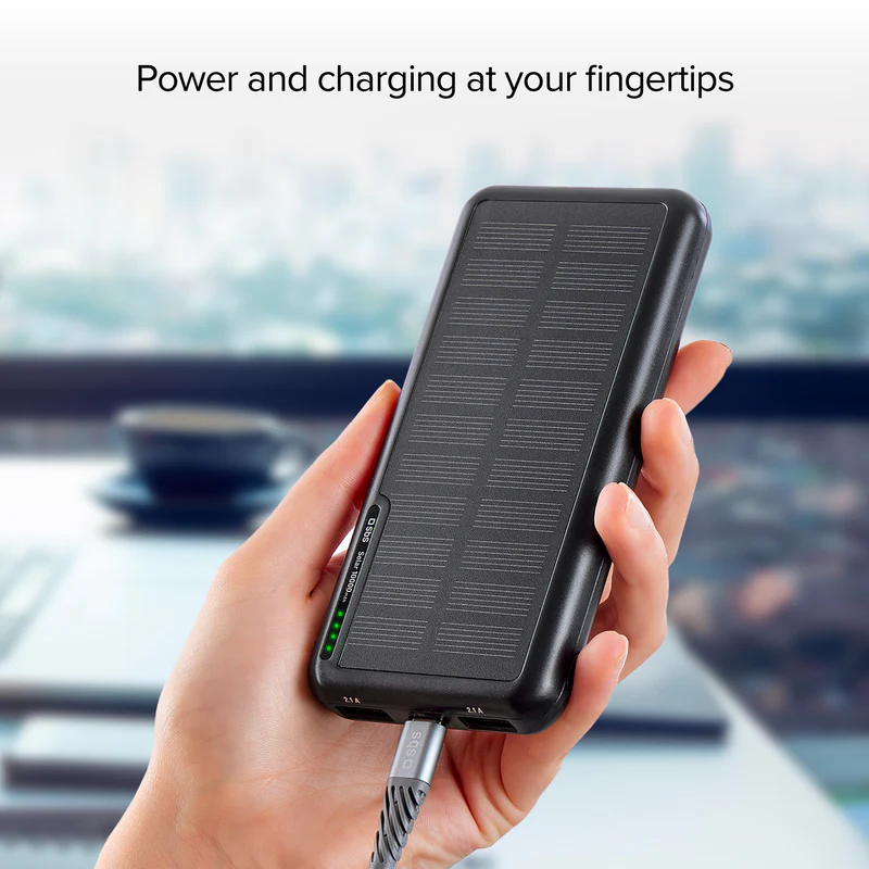 Schwarzes Solar-Powerbank in Hand mit Ladekabel. Oben steht Text.