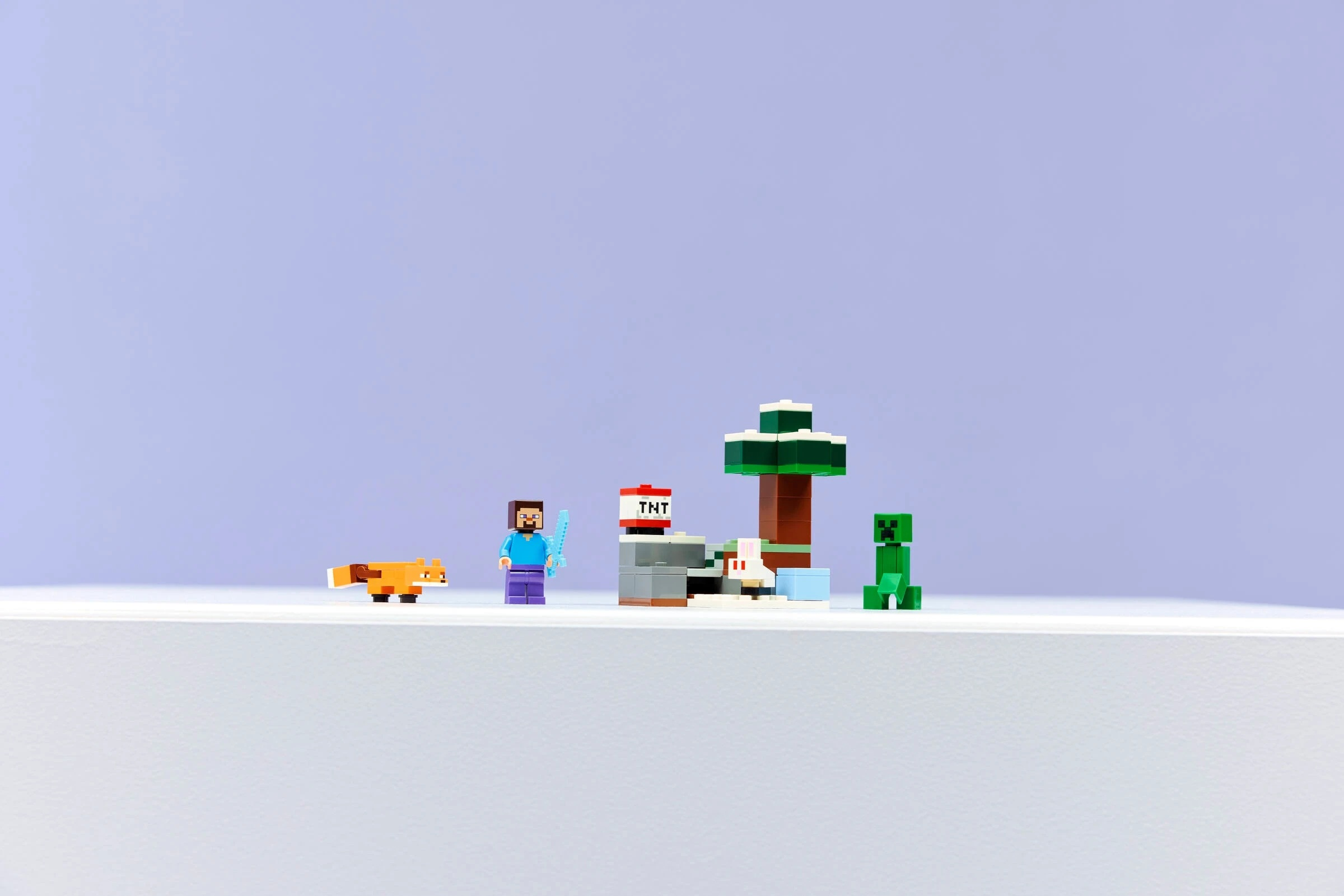 Zestaw Minecraft z postaciami: lis, Steve, TNT, drzewo, królik i Creeper.