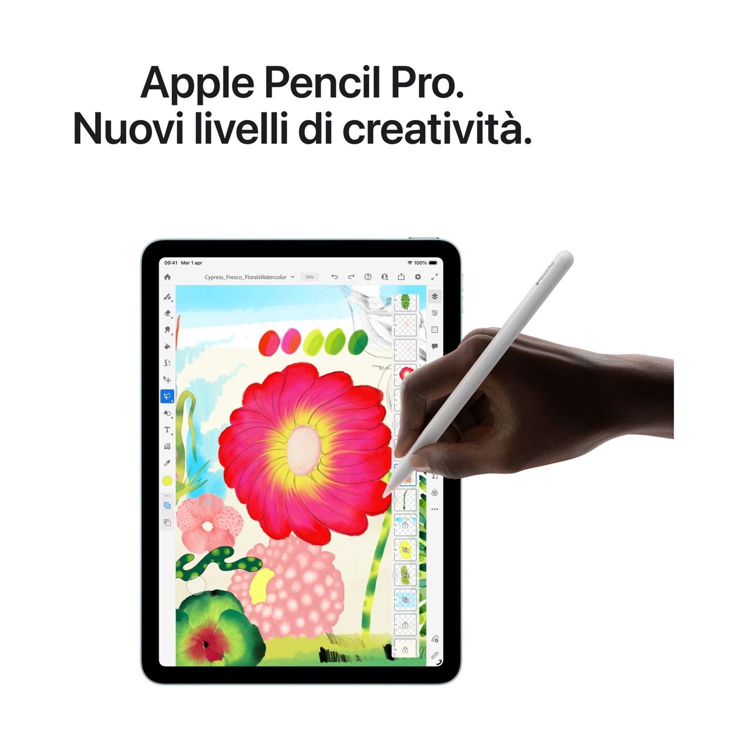 Una mano tiene una Apple Pencil Pro bianca su un tablet che mostra un disegno floreale digitale.