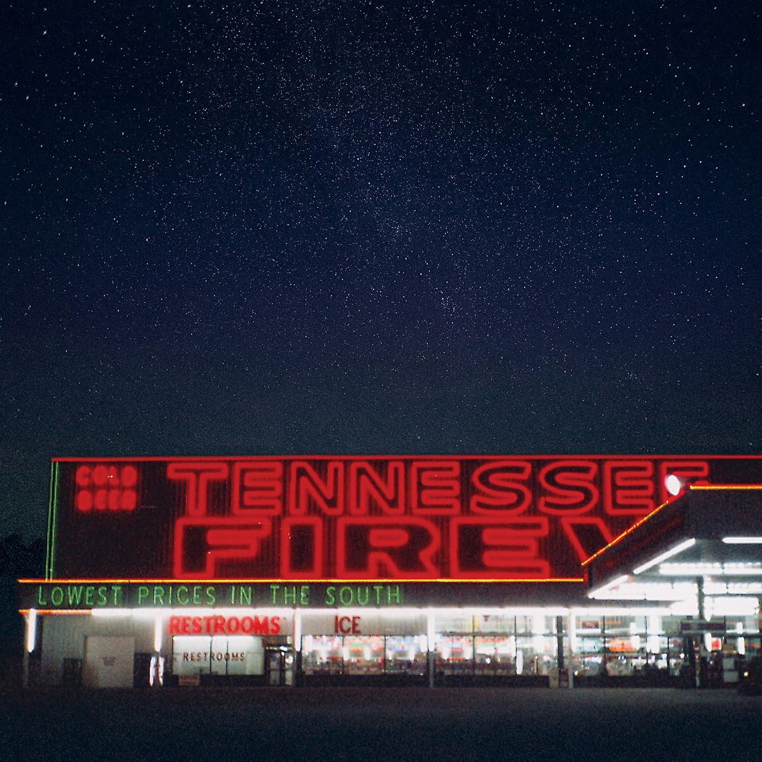 Tennessee Fire neonreklám éjszaka csillagos égbolt alatt.