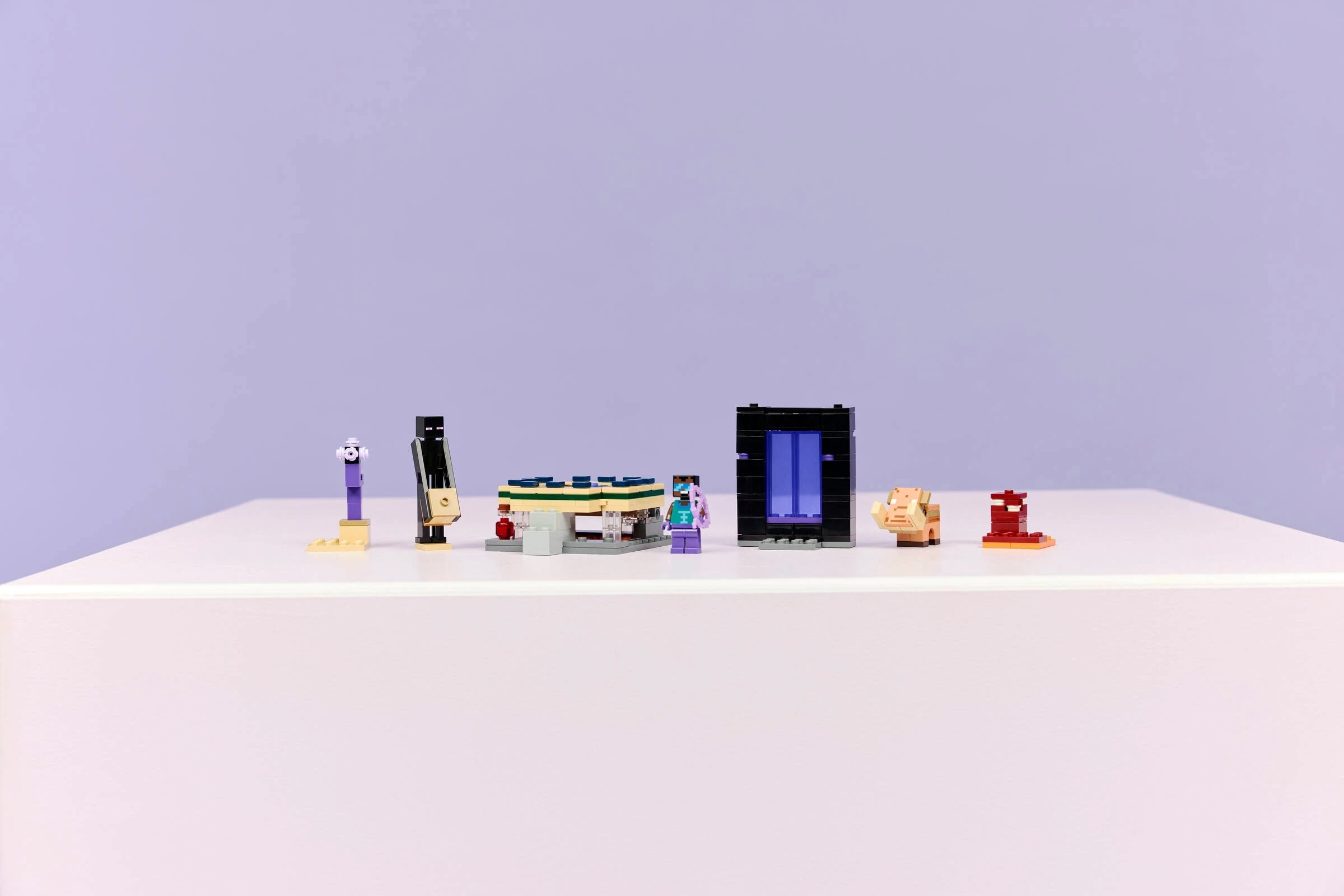 Miniaturowe figurki LEGO: Enderman, czarownica, świnia i kostka magmy.