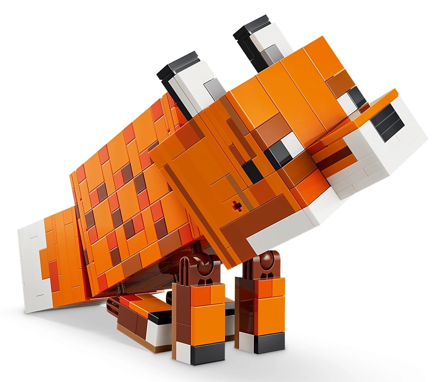 Pomarańczowy lis z klocków Lego z białymi i brązowymi akcentami siedzi na białym tle.