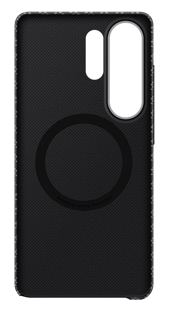 Czarne etui na telefon z wzorem karbonowym, wycięciami na aparat i pierścieniem magnetycznym.