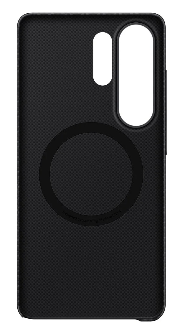 Czarna obudowa telefonu z wzorem karbonu i okrągłym wycięciem na MagSafe.