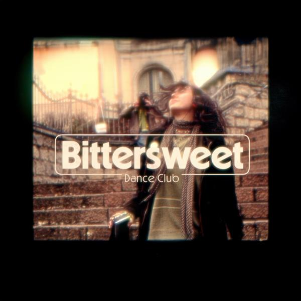 Eine Frau blickt nach oben, vor einer Treppe mit dem Logo 'Bittersweet Dance Club'.