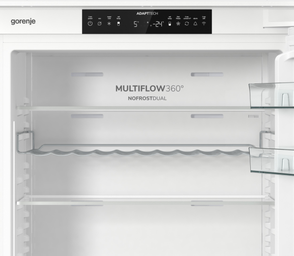 Gorenje hűtőszekrény belső nézet polcokkal és Multiflow 360° NoFrost Dual.