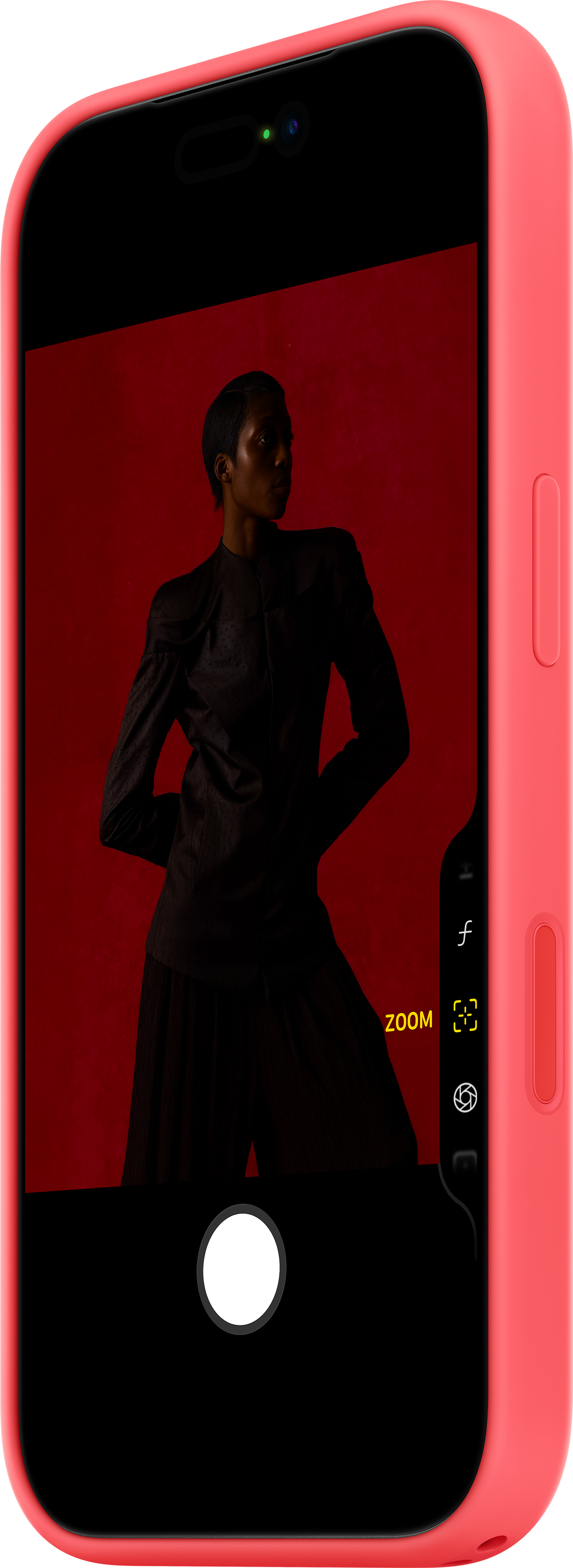 Persona in abito nero su sfondo rosso in schermo di telefono.