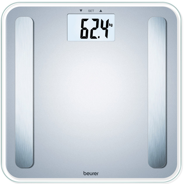 Cyfrowa waga łazienkowa pokazuje 62,4 kg. Jest srebrna z cyfrowym ekranem.