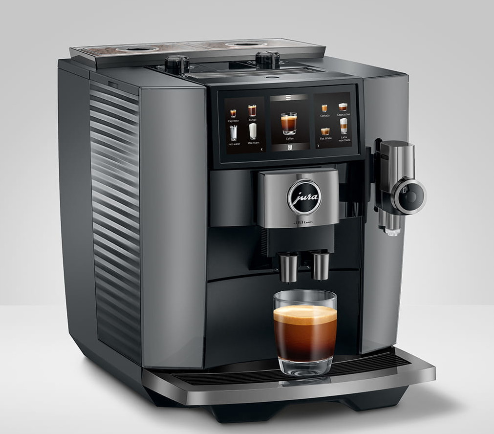 Nowoczesny ekspres do kawy z ekranem dotykowym i szklanką espresso.