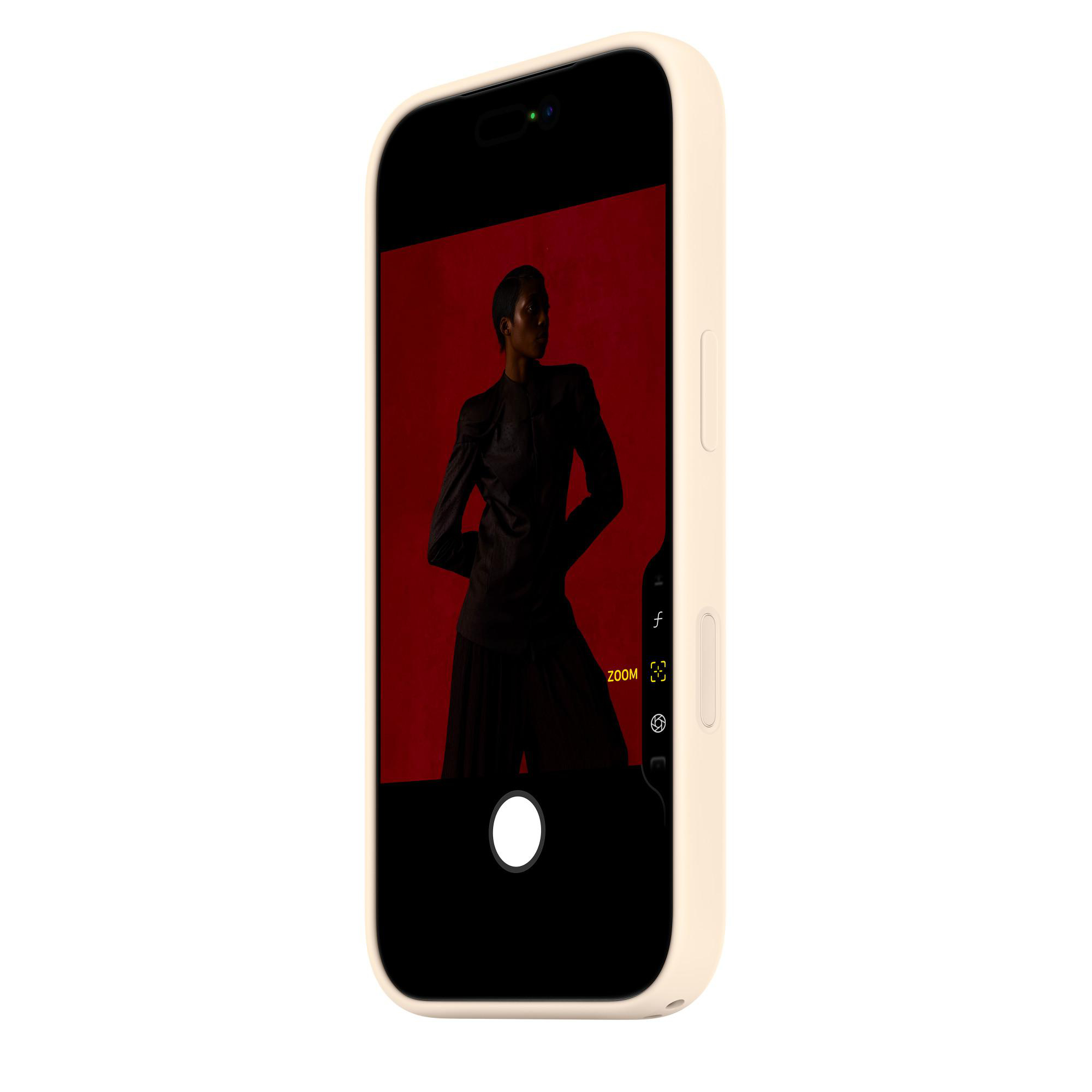 Ein Smartphone mit einem Model auf einem roten Hintergrund, das auf dem Bildschirm zu sehen ist.