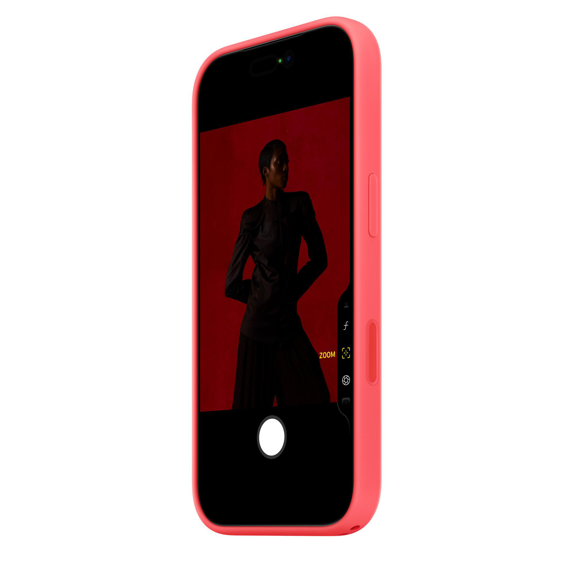Ein Smartphone in einem roten Gehäuse zeigt ein Model vor rotem Hintergrund.