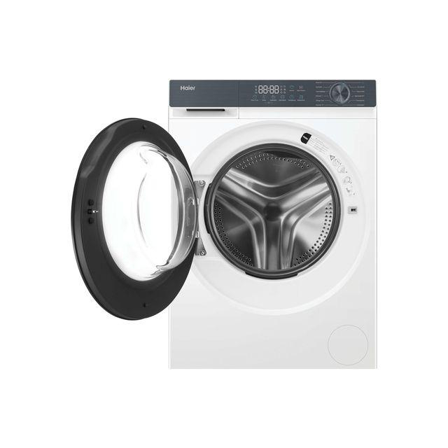 Eine weiße Haier Waschmaschine mit offener Tür und silberner Trommel.