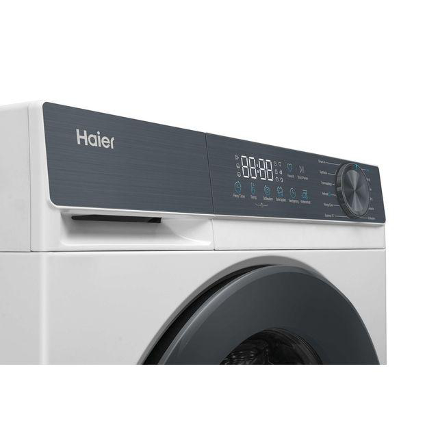 Eine weiße Haier-Waschmaschine mit dunklem Bedienfeld und digitaler Anzeige.