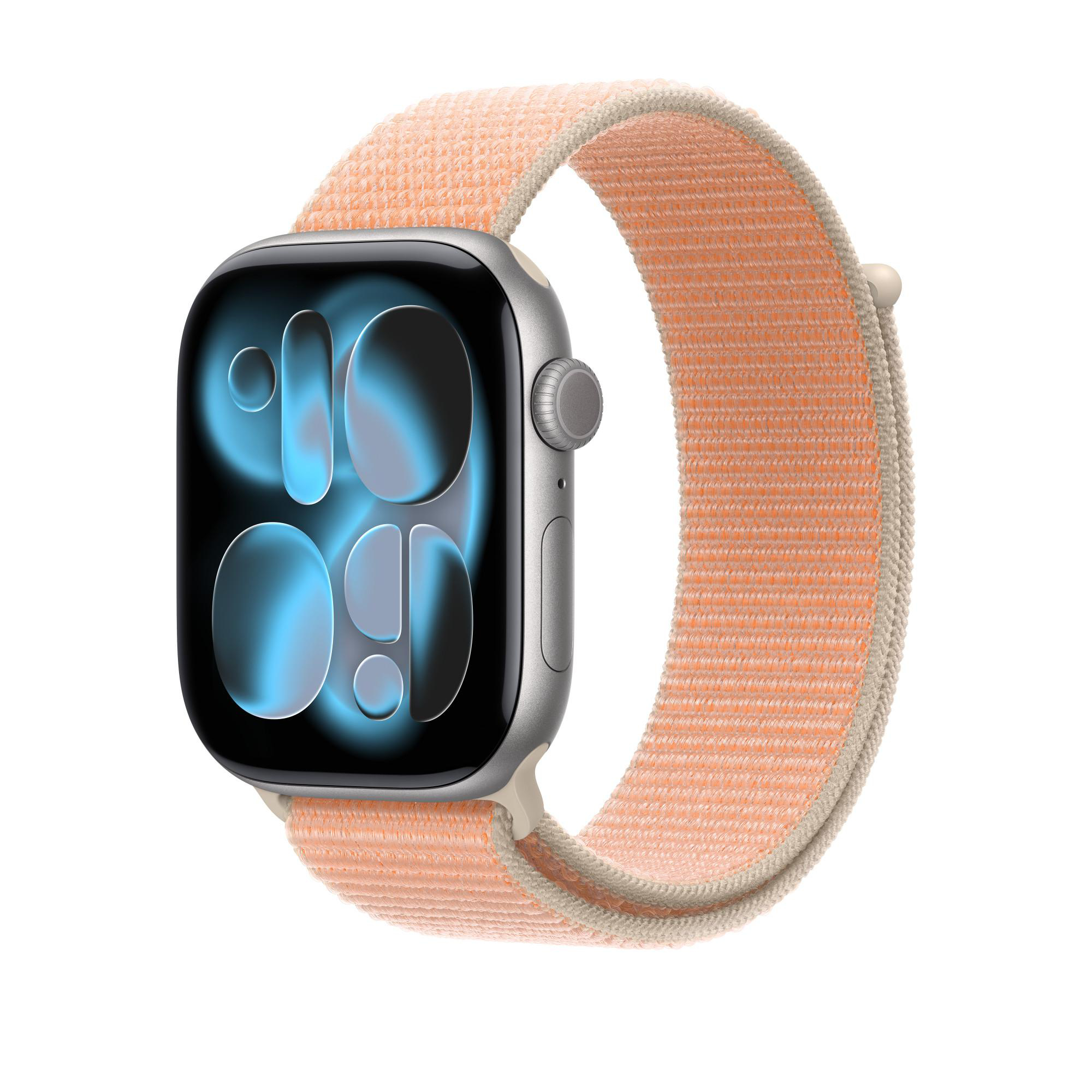 Eine silberne Smartwatch mit einem hellorangen Stoffarmband. Der Bildschirm zeigt blaue, leuchtende Ziffern.