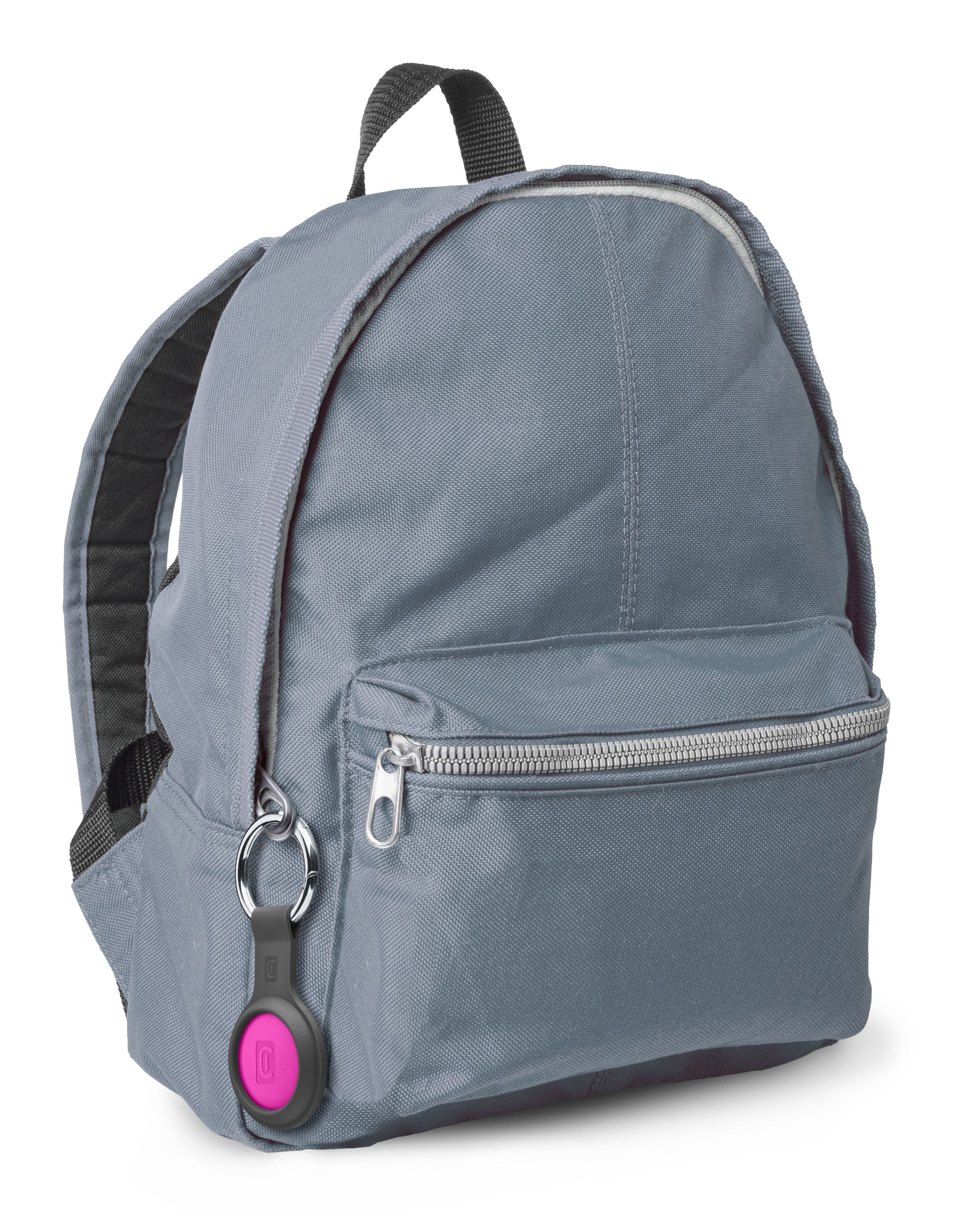 Mochila gris con bolsillo con cremallera y etiqueta rosa.