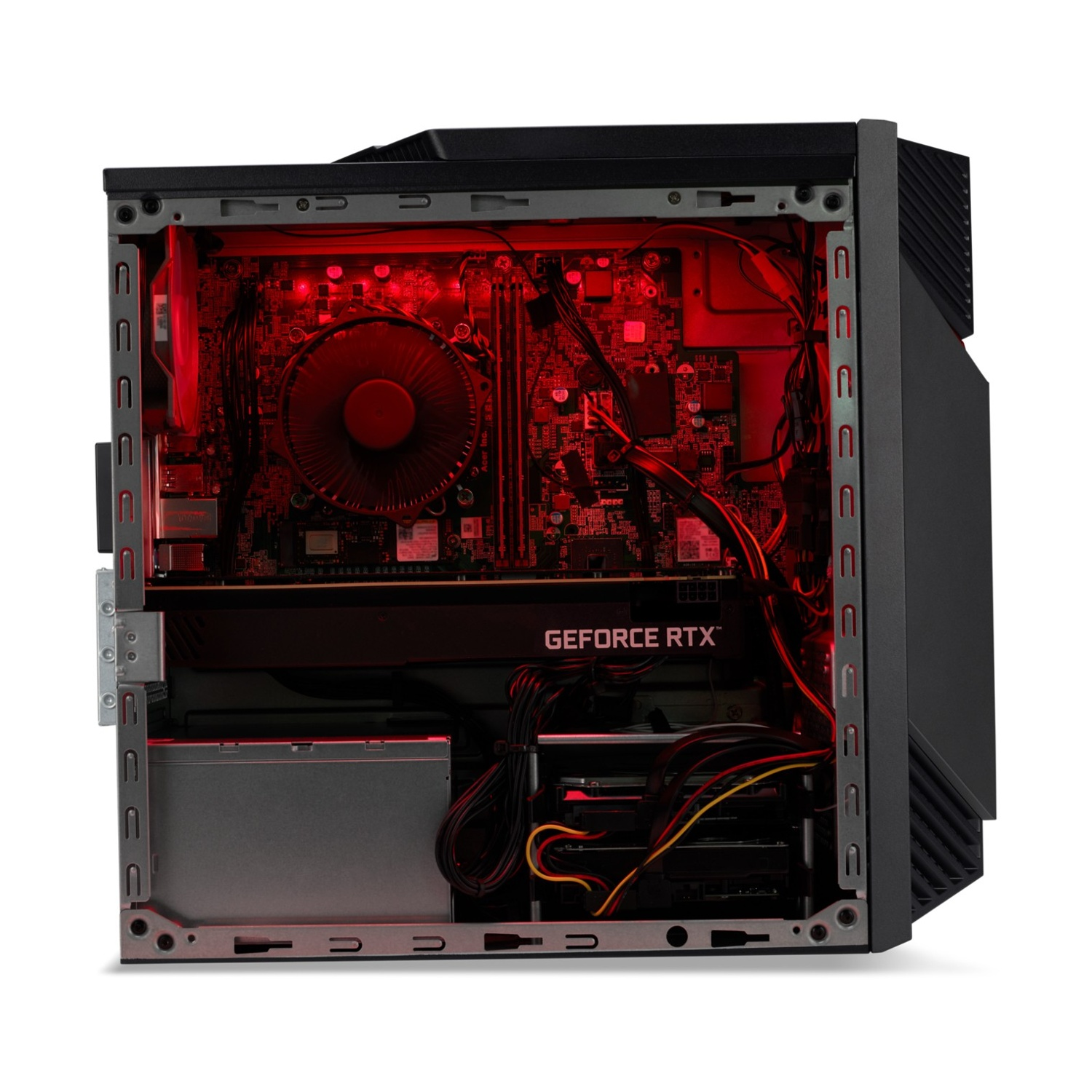 Un PC da gaming aperto con illuminazione interna rossa, ventola e scheda grafica GeForce RTX.