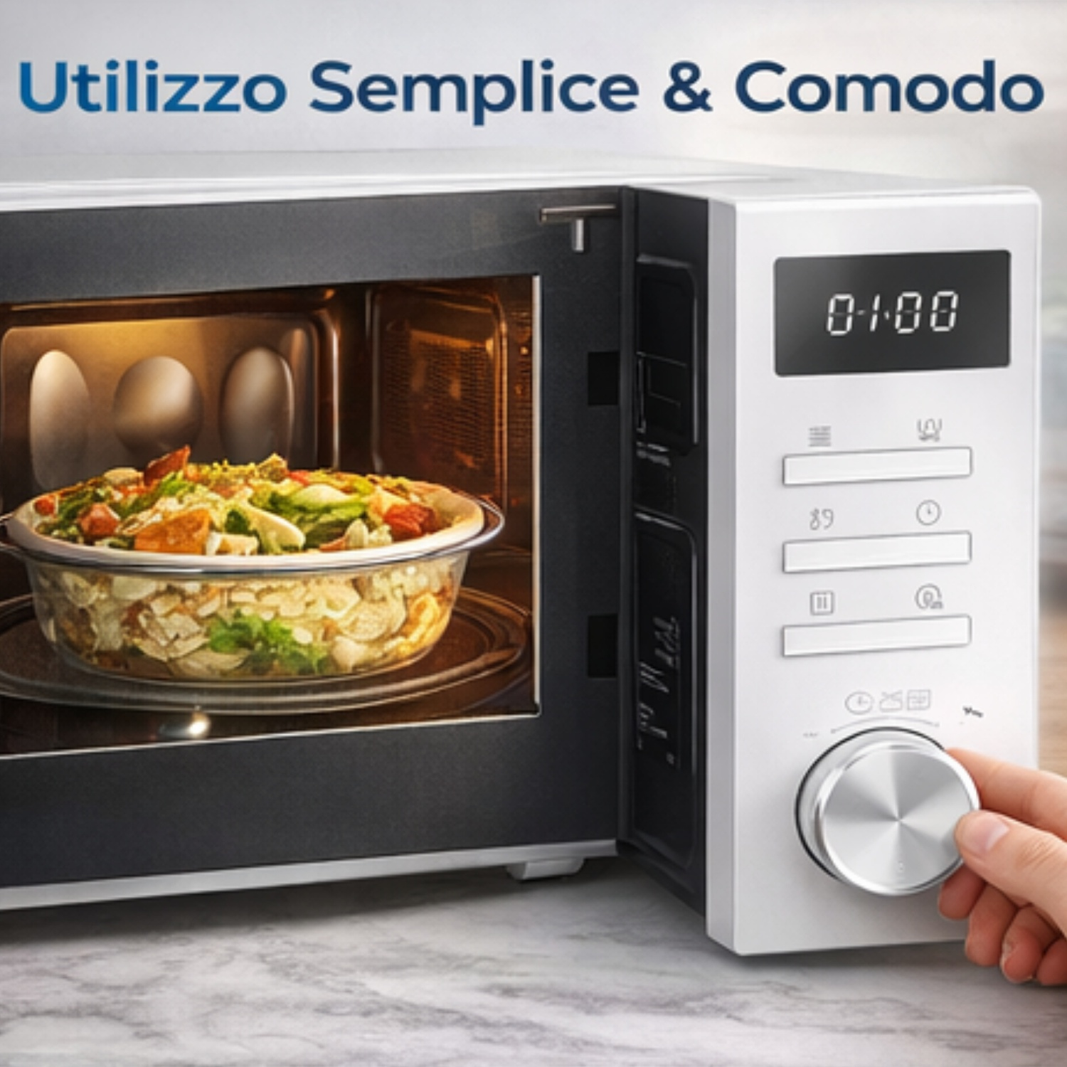 Un microonde aperto con cibo all'interno e una mano che gira la manopola.
