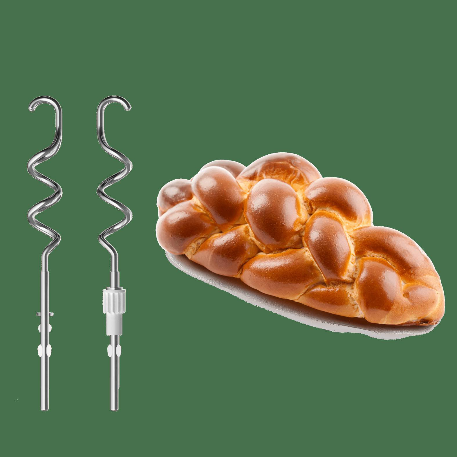 Zwei silberne Mixeraufsätze neben einem goldenen Zopf-Brot auf weißem Untergrund.