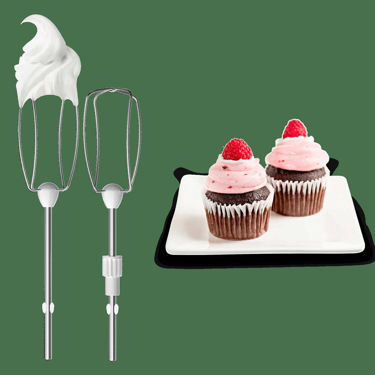 Zwei Mixerstäbe mit weißem Schaum und zwei Schokoladen-Cupcakes mit rosa Zuckerguss.