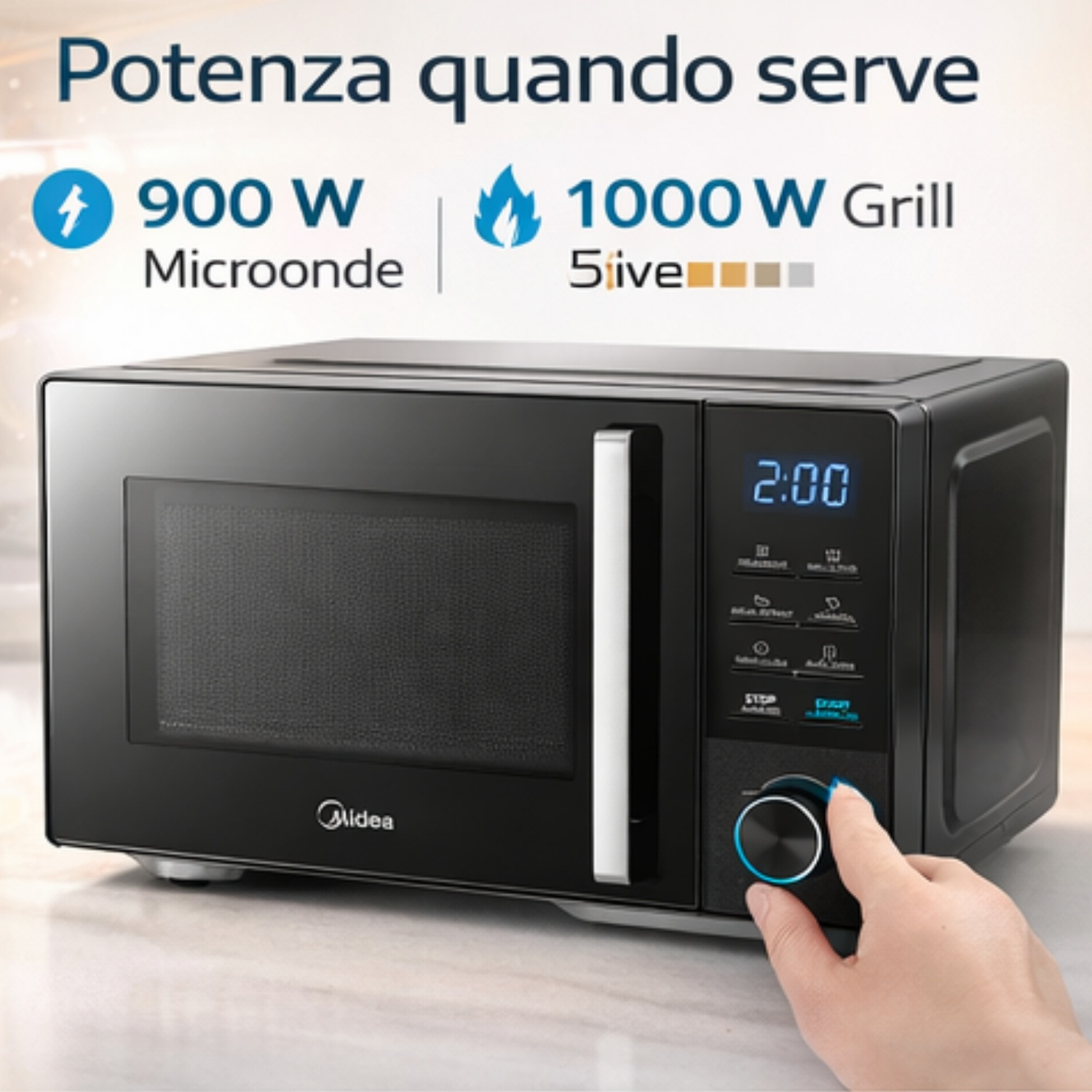 Forno a microonde nero con display digitale, una mano gira la manopola.