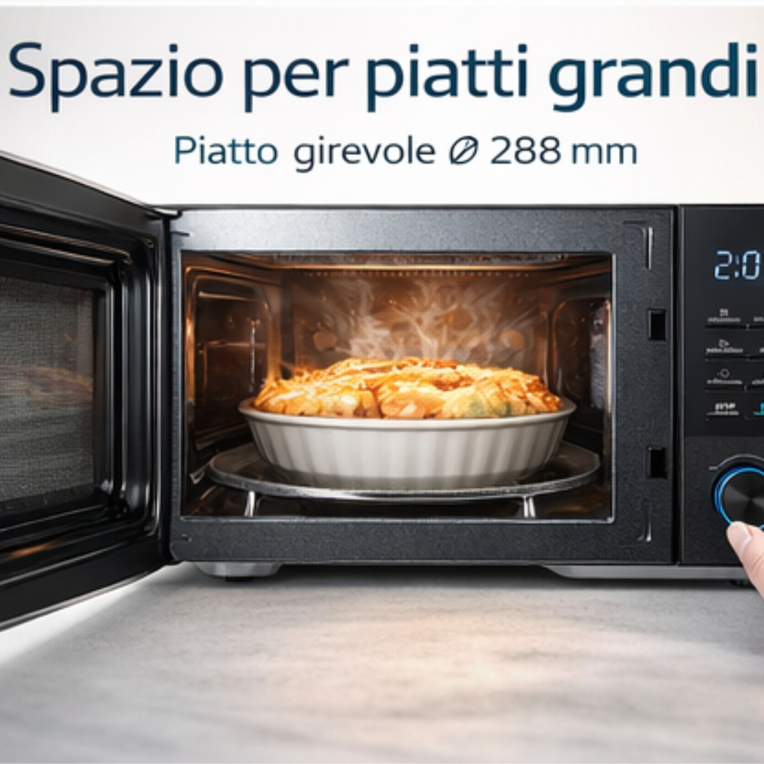 Un microonde con lo sportello aperto, mostra una torta su piatto girevole.