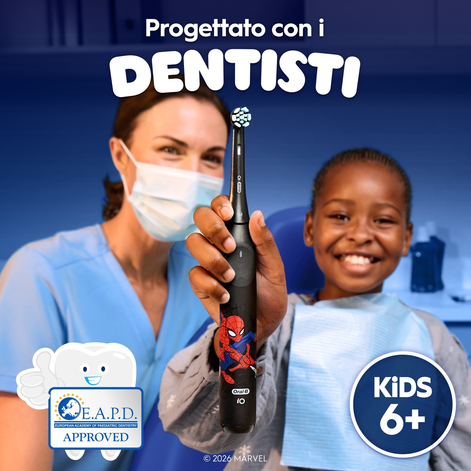 Un dentista tiene uno spazzolino elettrico Spiderman per un bambino. Approvato E.A.P.D.