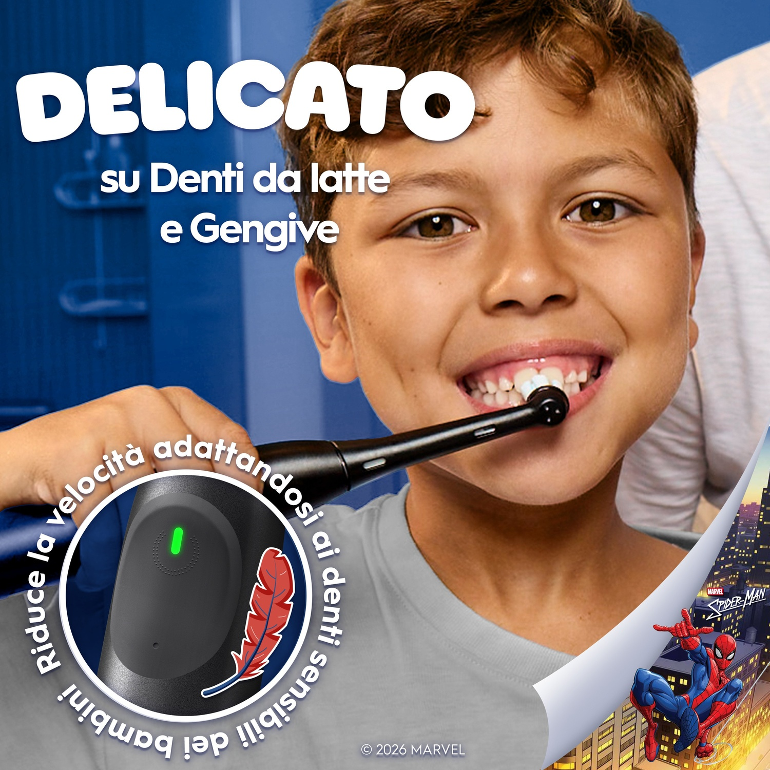 Bambino si lava i denti con spazzolino elettrico. Spiderman sullo sfondo.