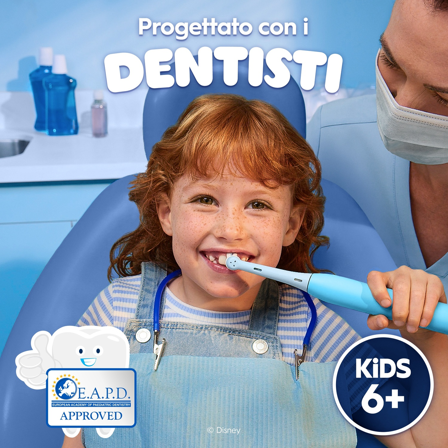 Un bambino si lava i denti con uno spazzolino elettrico mentre un dentista osserva.
