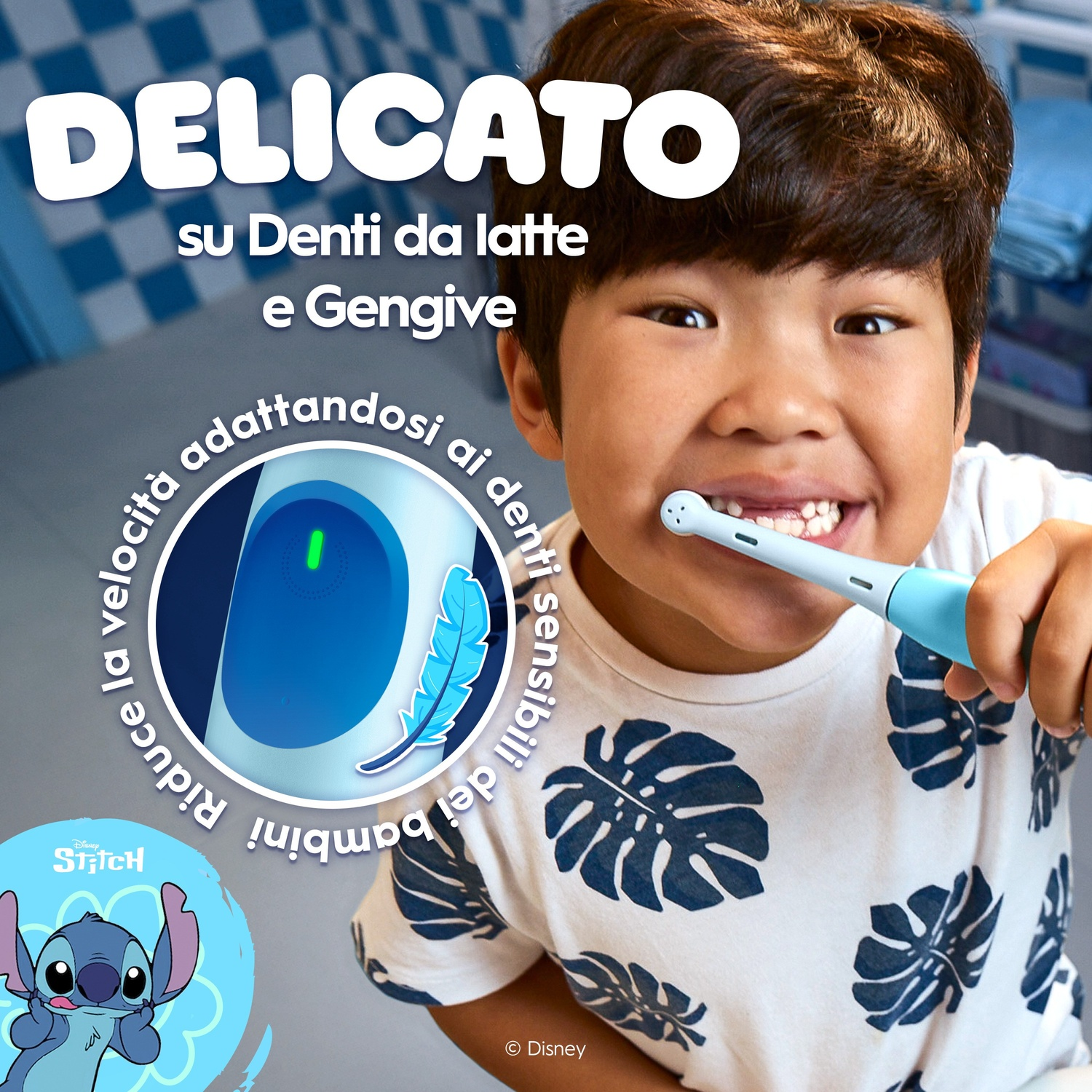Un bambino si lava i denti con uno spazzolino blu. Stitch è nell'immagine.