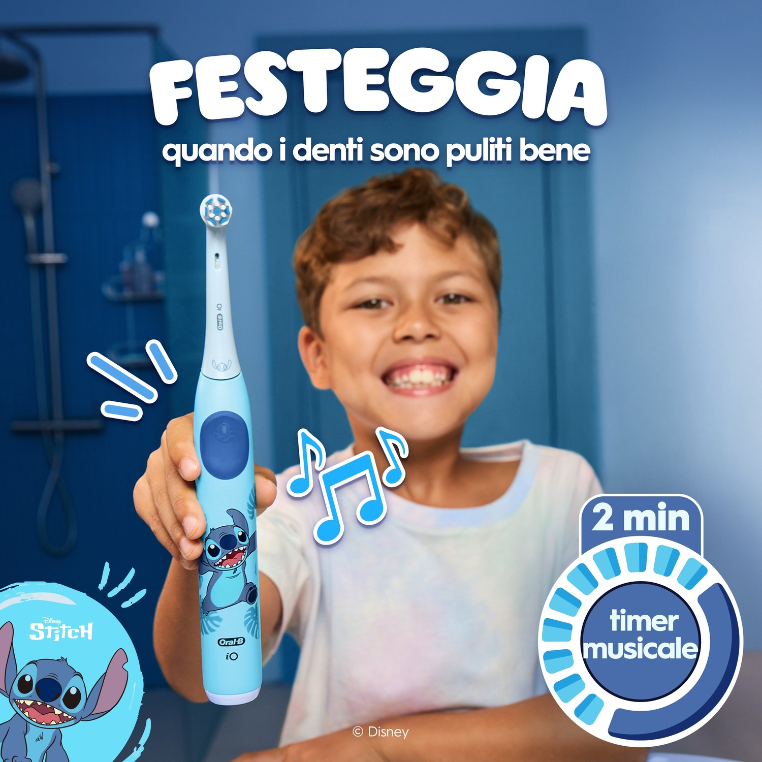 Un bambino tiene uno spazzolino azzurro con Stitch. Timer 2 min.