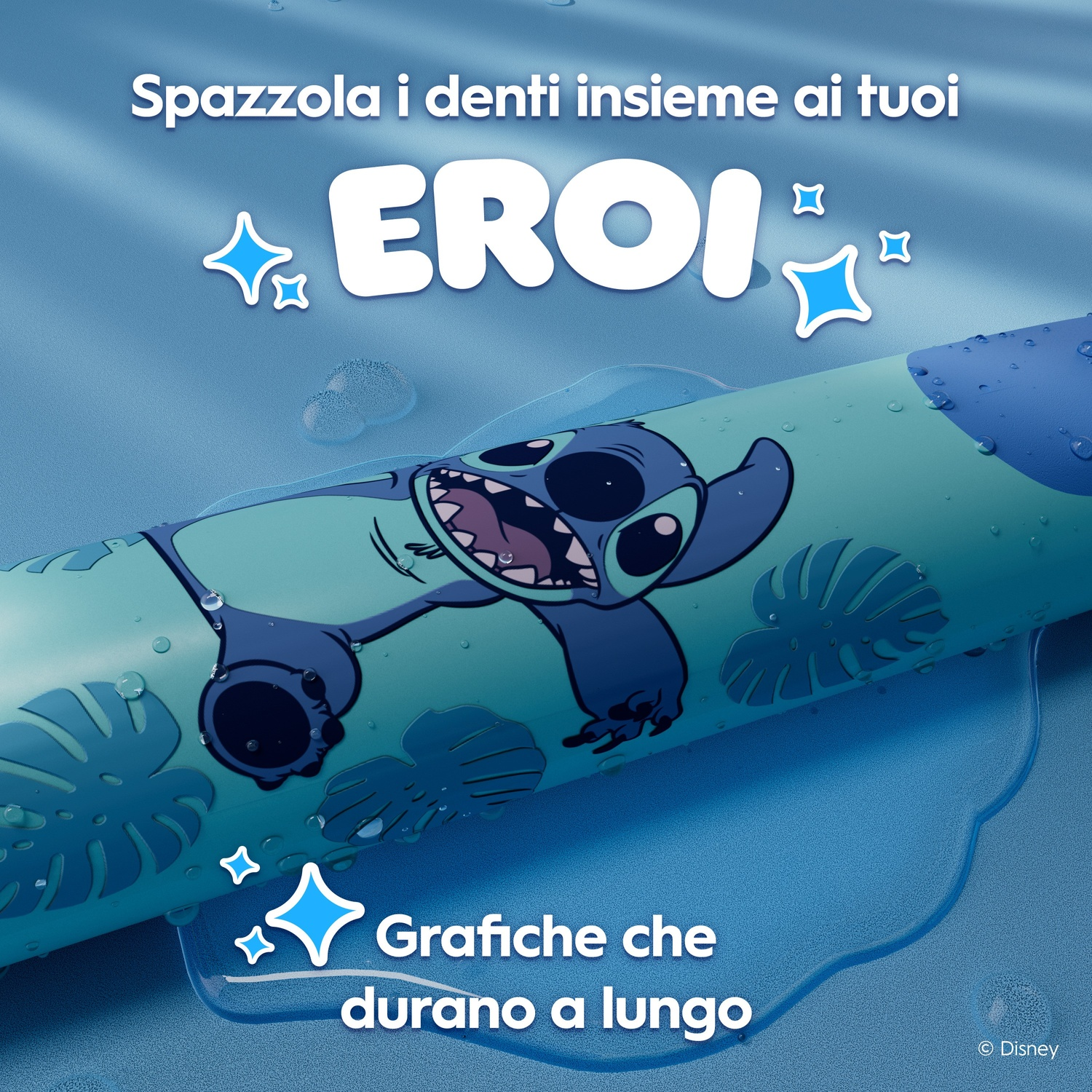 Un manico di spazzolino con design Stitch, bagnato e con foglie.
