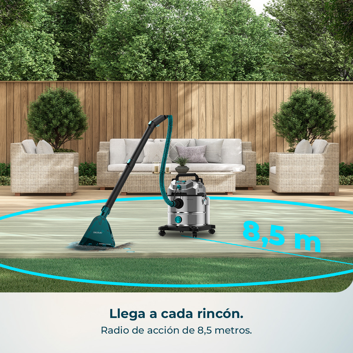 Limpiador a vapor con alcance de 8,5m en terraza de madera, con muebles al fondo.