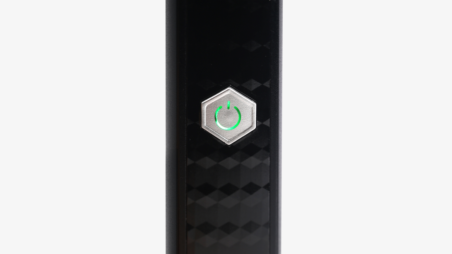 Dispositivo negro con botón de encendido hexagonal plateado y luz verde.