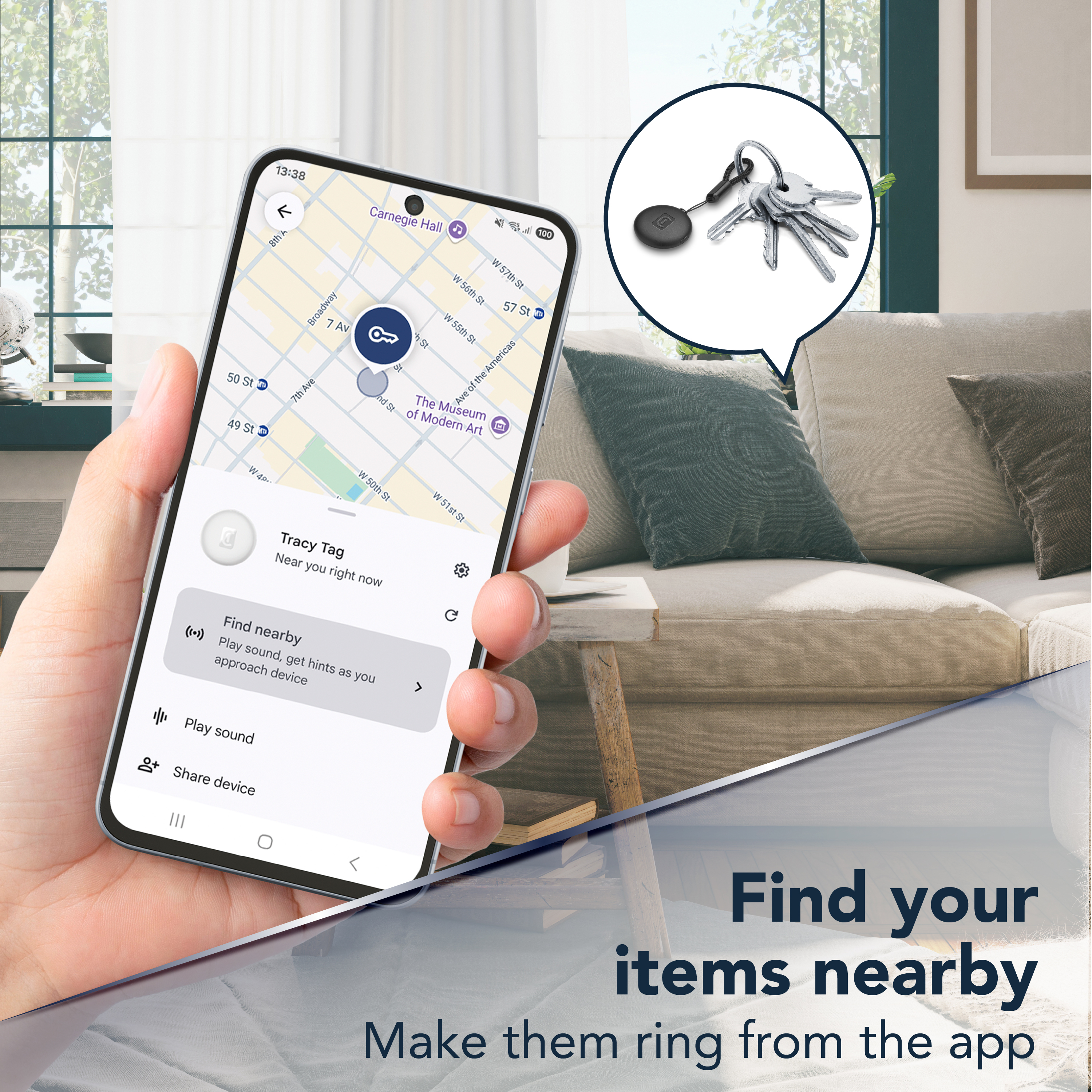 Persona en salón sostiene móvil Android con app que localiza llaves con Tracy Tag cercano, texto “Find your items nearby”.