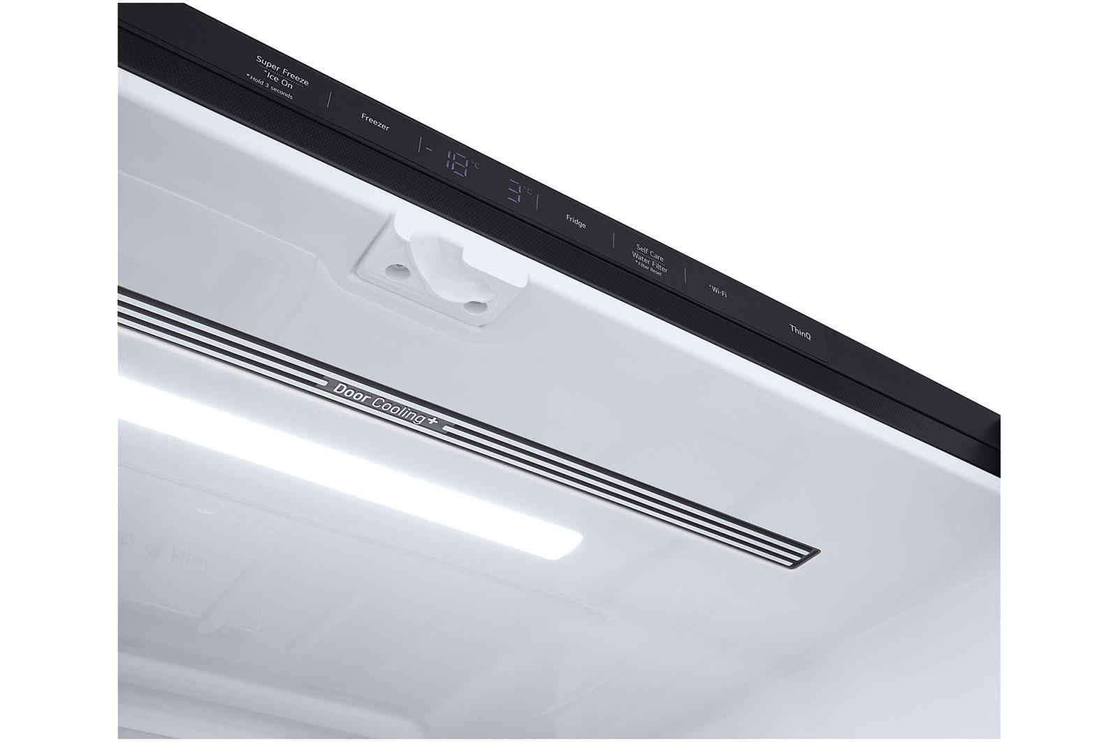 Ein Kühlschrank-Innenraum mit Anzeigetafel und LED-Beleuchtung.