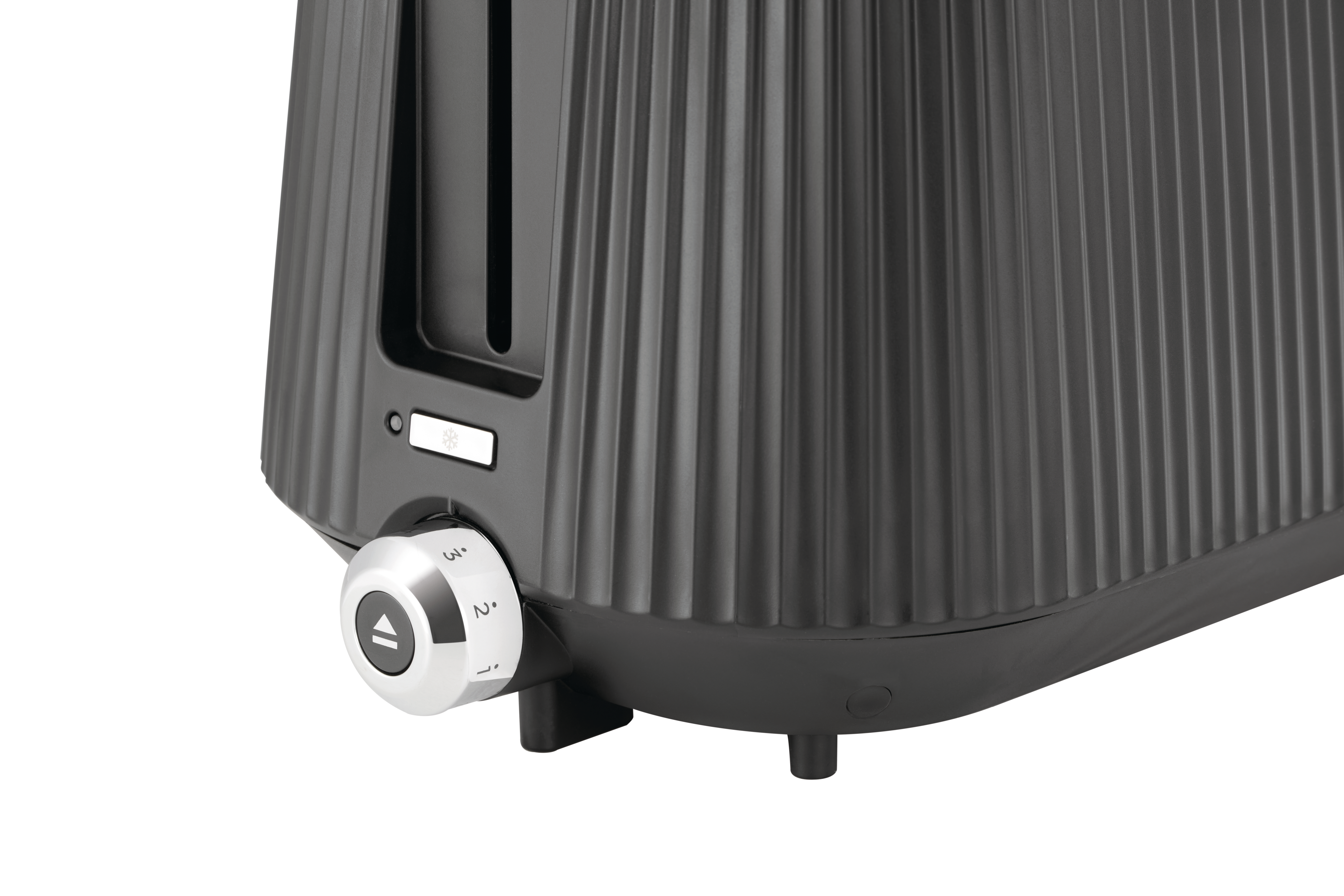 Nahaufnahme eines schwarzen Toasters mit gerilltem Gehäuse und Bedienelementen.
