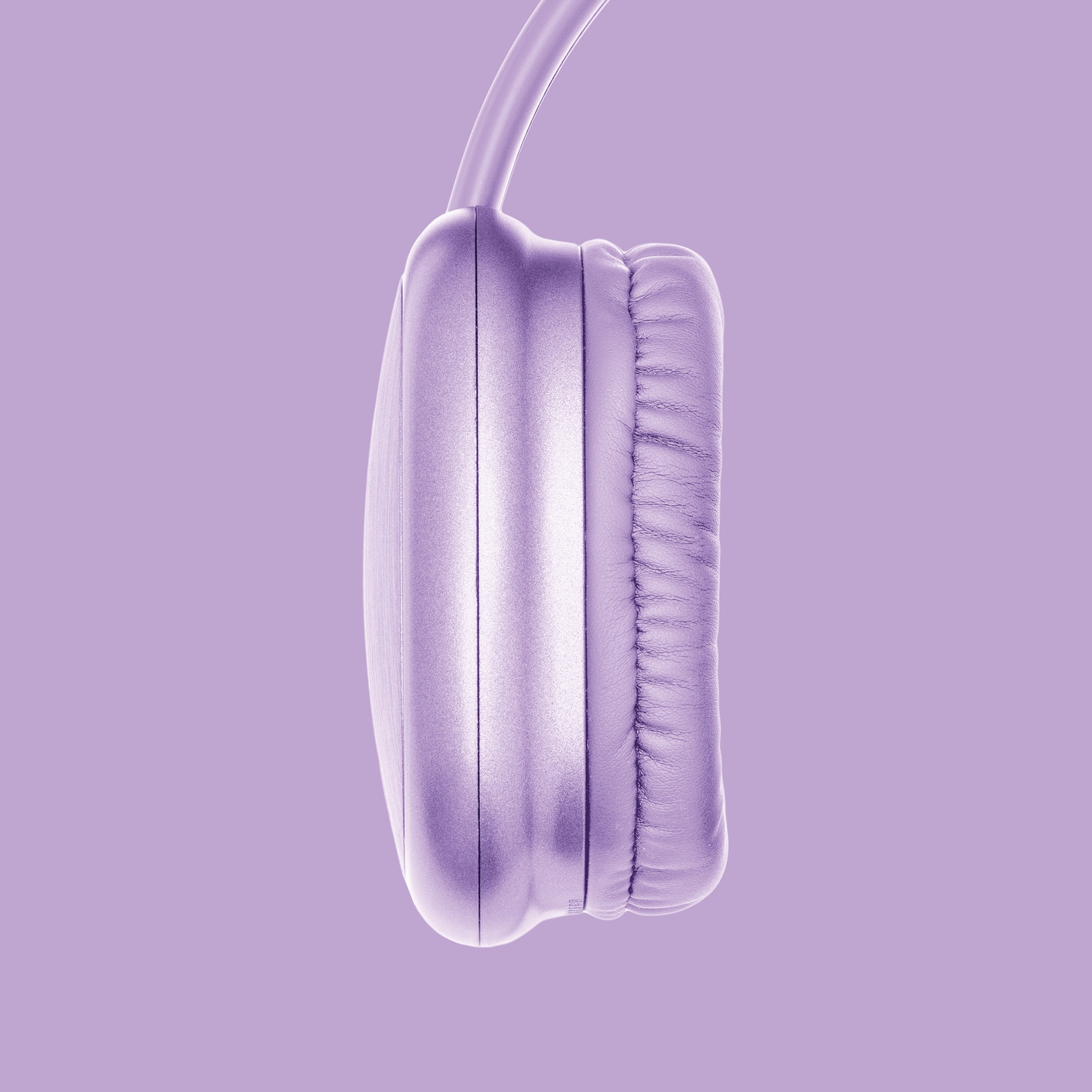 Un padiglione viola per cuffie con archetto su sfondo viola.