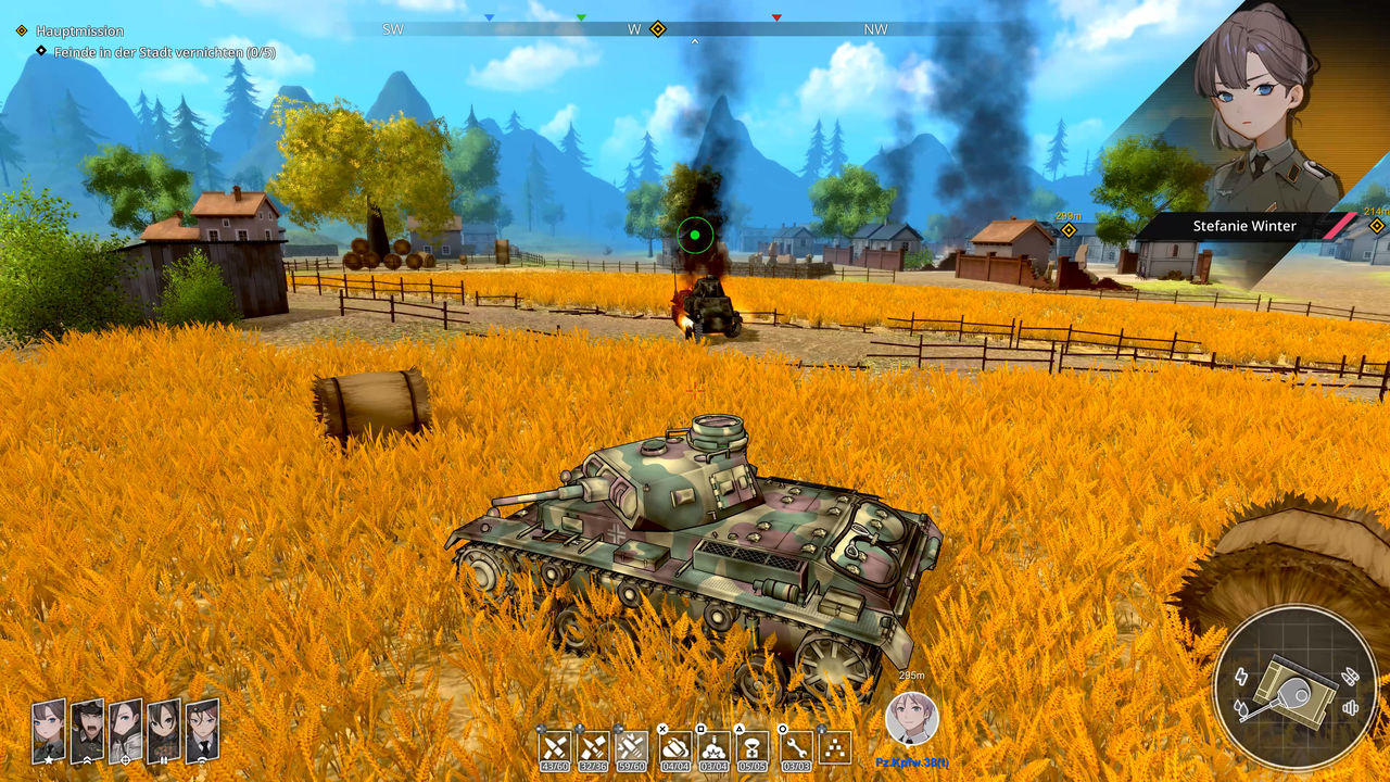 Ein Panzer im Getreidefeld, im Hintergrund brennendes Fahrzeug und Häuser.
