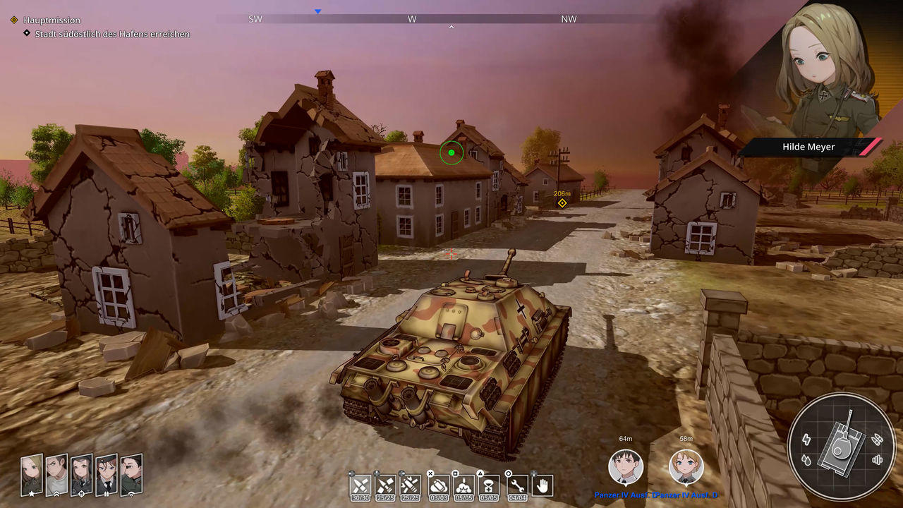 Ein getarnter Panzer fährt durch eine zerstörte Stadt. Im Vordergrund ein Panzer, im Hintergrund Häuser.
