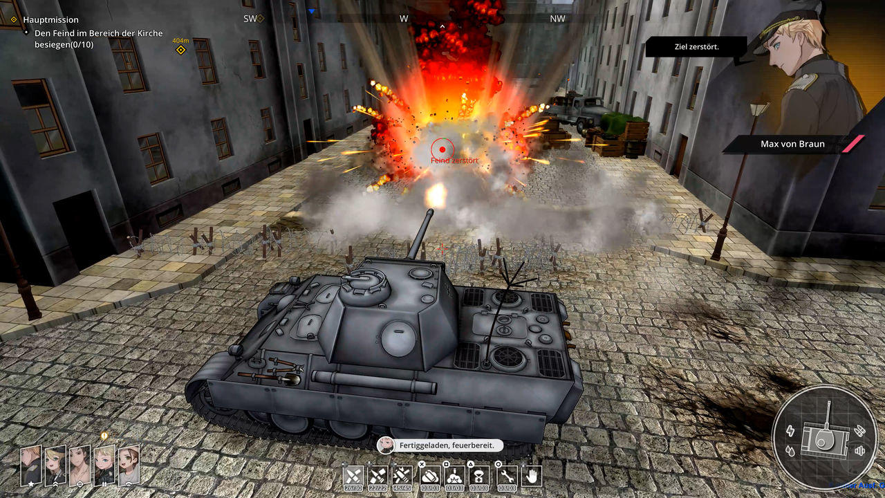 Ein Panzer feuert in einer zerstörten Stadt. Eine Explosion ist im Hintergrund.