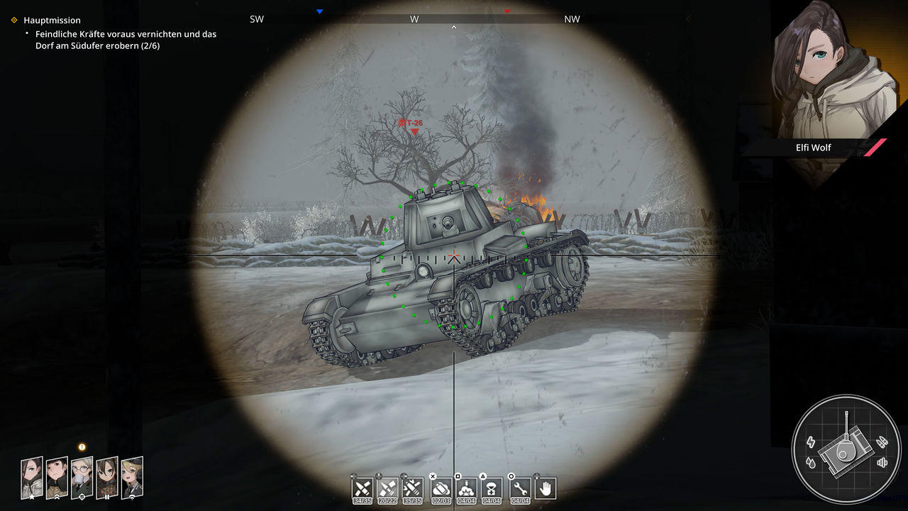 Ein Panzer mit grünen Markierungen in winterlicher Umgebung, Rauch steigt auf.