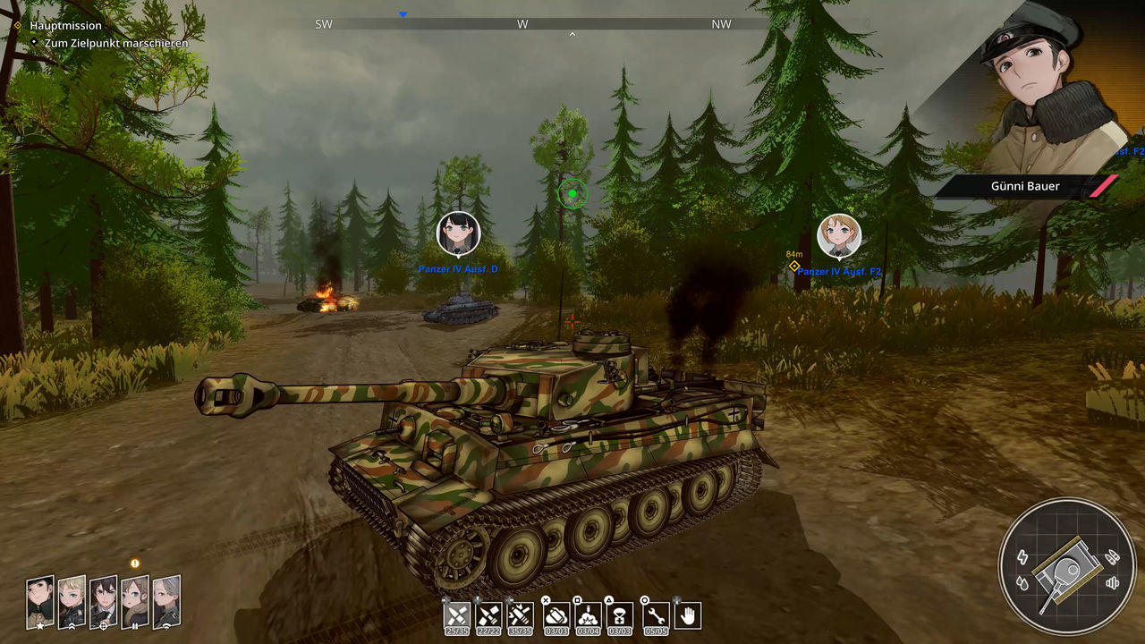 Ein getarnter Panzer steht auf einem Feldweg, umgeben von Bäumen. Ein anderer Panzer brennt.