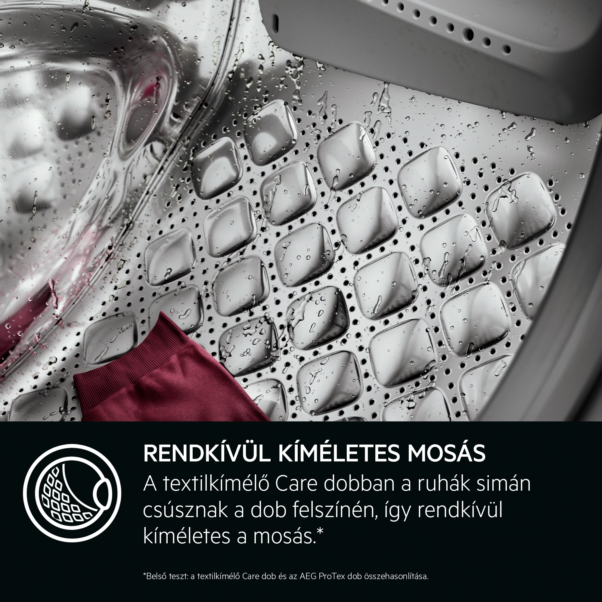 Egy piros ruhadarab vízcseppekkel egy mosógépdobban.