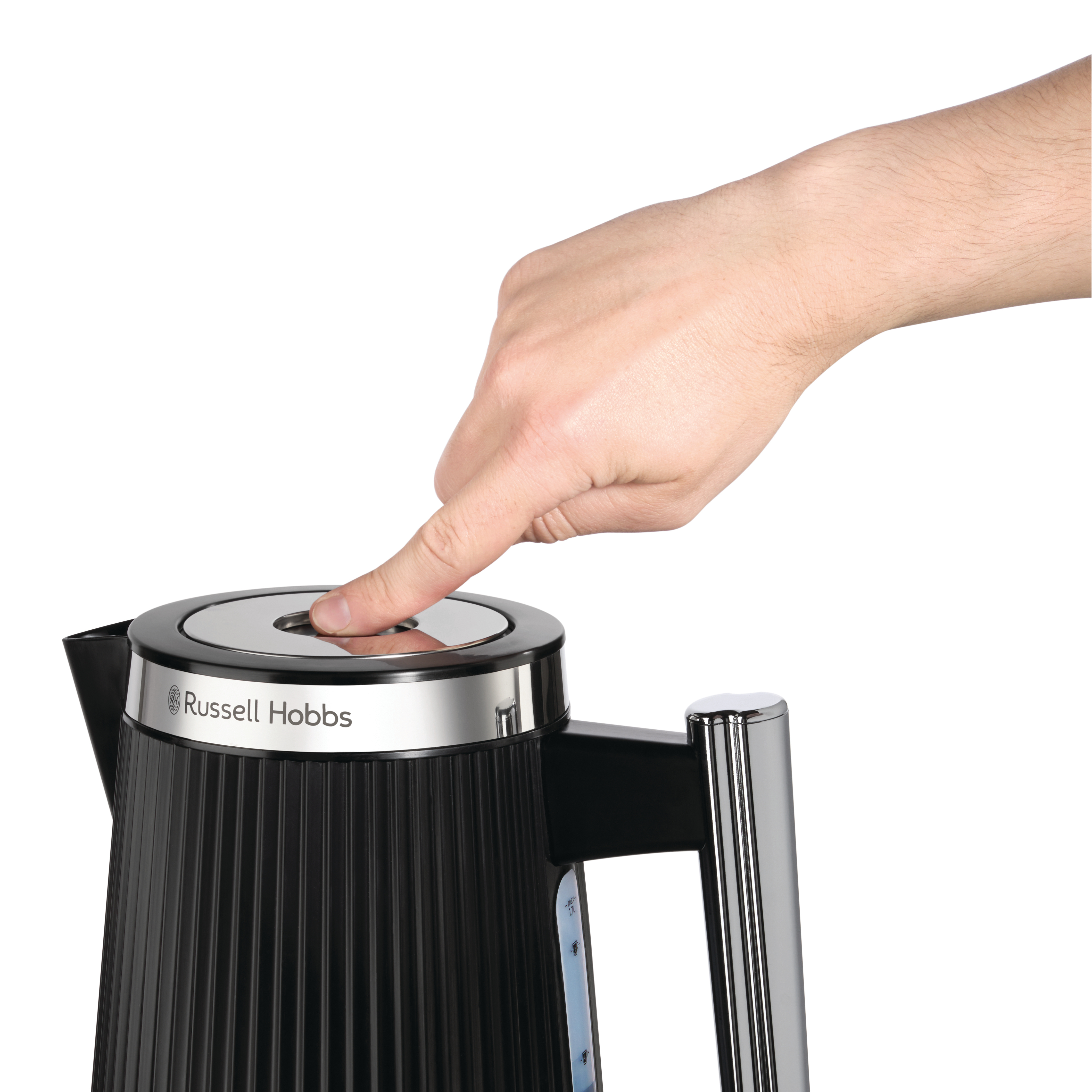 Ein Finger drückt auf den Knopf eines schwarzen Wasserkochers mit Russell Hobbs Logo.