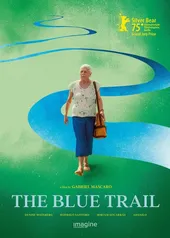 Une femme âgée marche sur un sentier bleu, entourée de verdure.