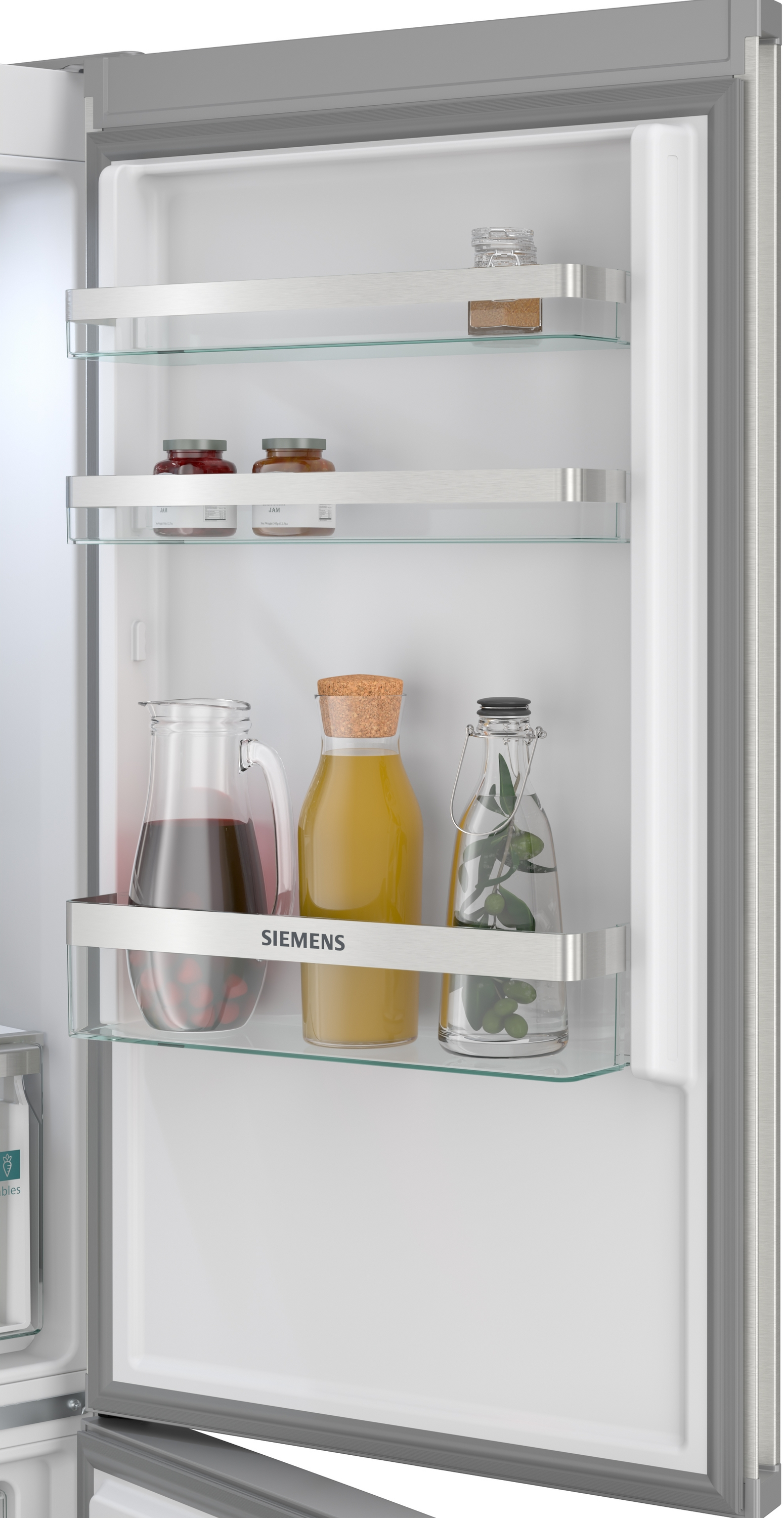 Kühlschrankregal mit Glaskaraffe, Saftflasche, Wasserkaraffe und Gläsern.