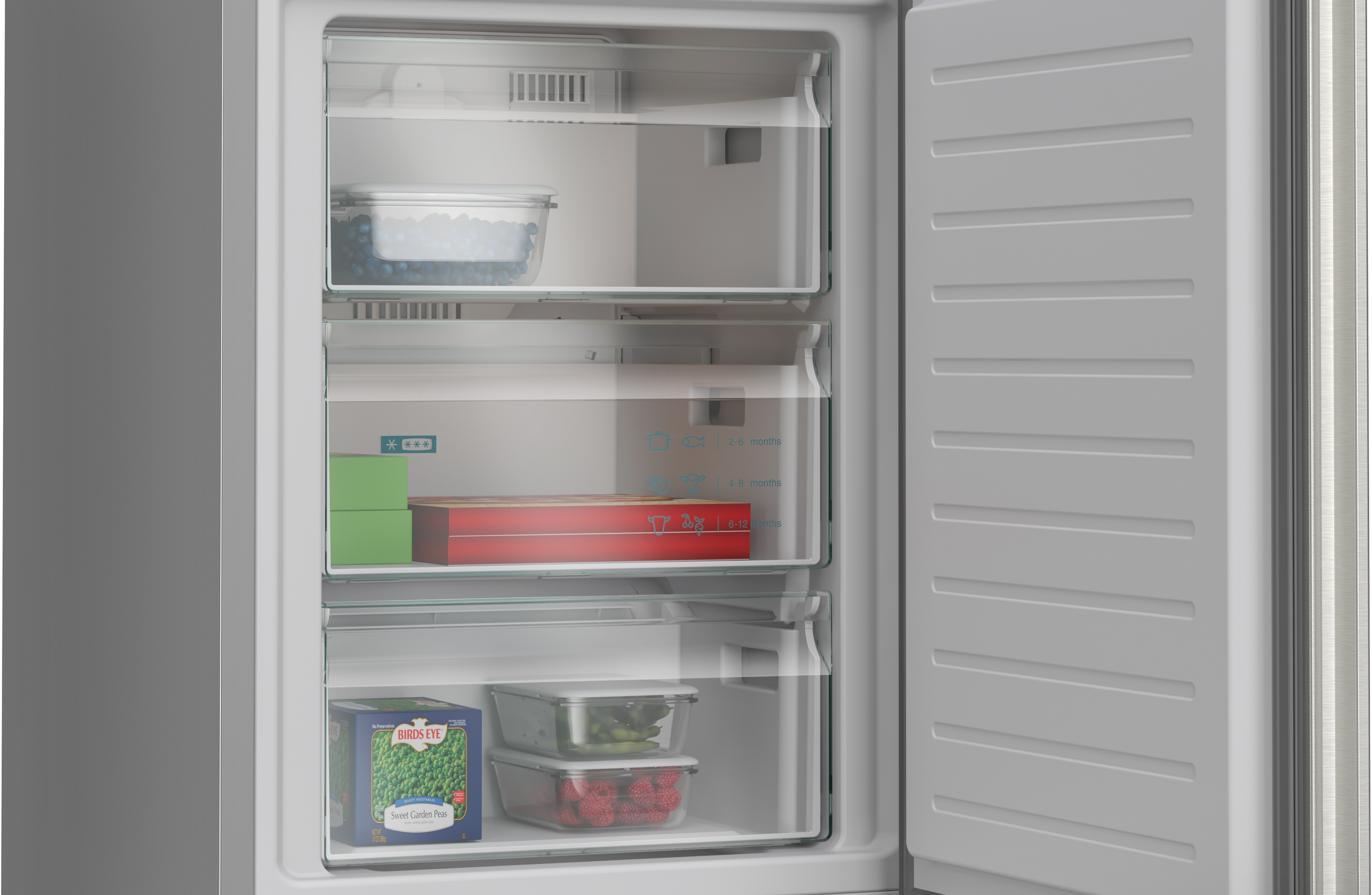 Gefrierschrank mit Blaubeeren, Erbsen, Himbeeren und gefrorenen Lebensmitteln.