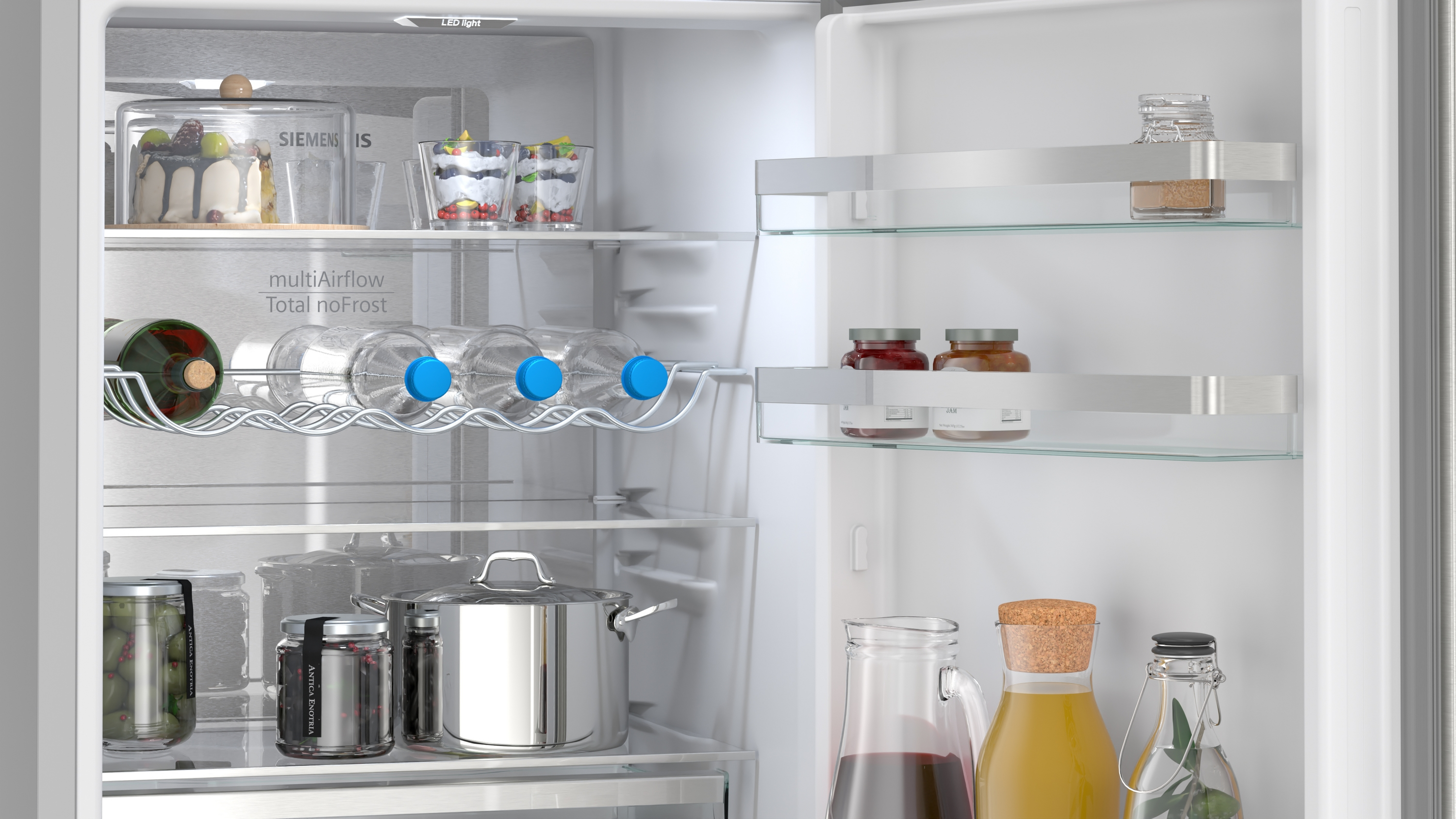 Ein offener Kühlschrank mit Lebensmitteln: Kuchen, Desserts, Wasserflaschen, Gläser und Töpfe.